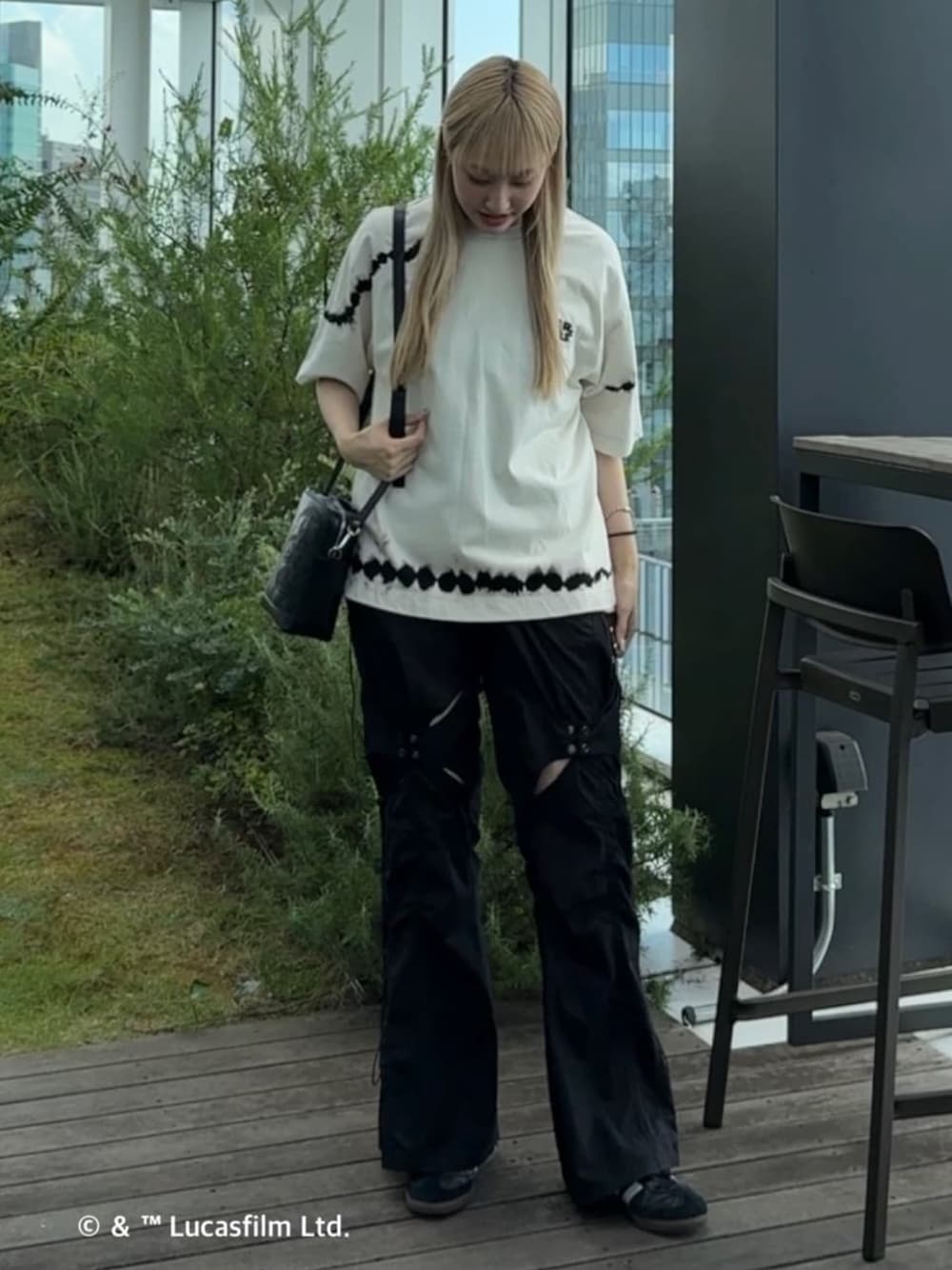 ホワイト系のTシャツ/カットソー、ブラック系のショルダーバッグを着用したレディースの夏コーディネートの1枚目の写真