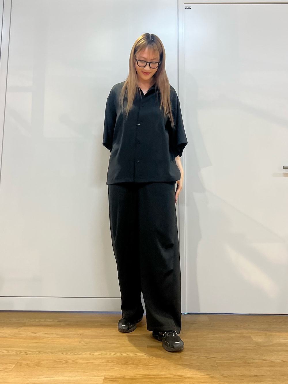 ブラック系のその他パンツ、ブラック系のシャツ/ブラウス、ブラック系のサングラスを着用したレディースの春コーディネートの1枚目の写真