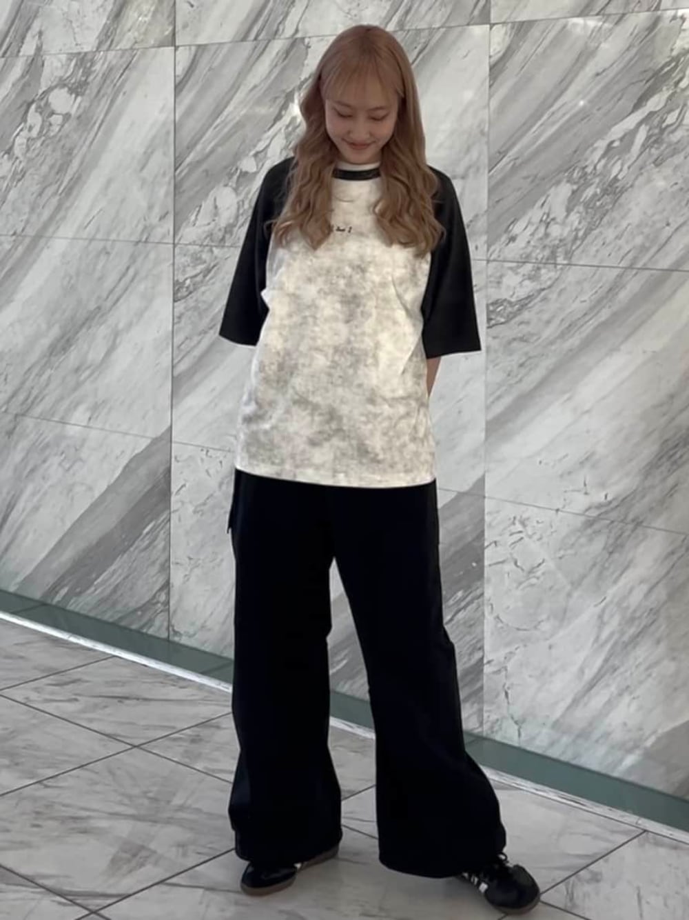 ホワイト系のTシャツ/カットソーを着用したレディースの春コーディネートの1枚目の写真