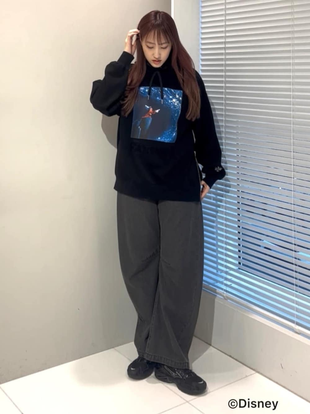 ブラック系のパーカー、グレー系のデニムパンツを着用したレディースの冬コーディネートの1枚目の写真