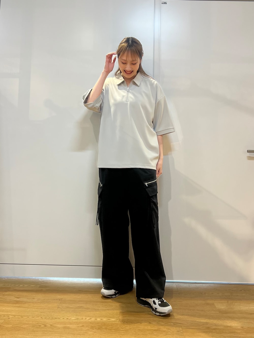 ブラック系のカーゴパンツ、グレー系のTシャツ/カットソーを着用したレディースの春コーディネートの1枚目の写真