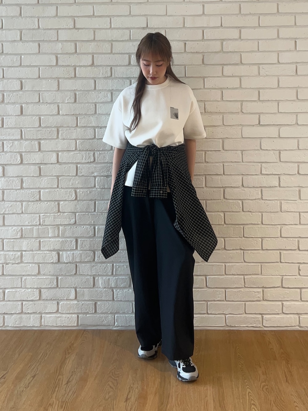 ホワイト系のTシャツ/カットソー、ブラック系のその他パンツ、ブラック系のシャツ/ブラウスを着用したレディースの春コーディネートの1枚目の写真