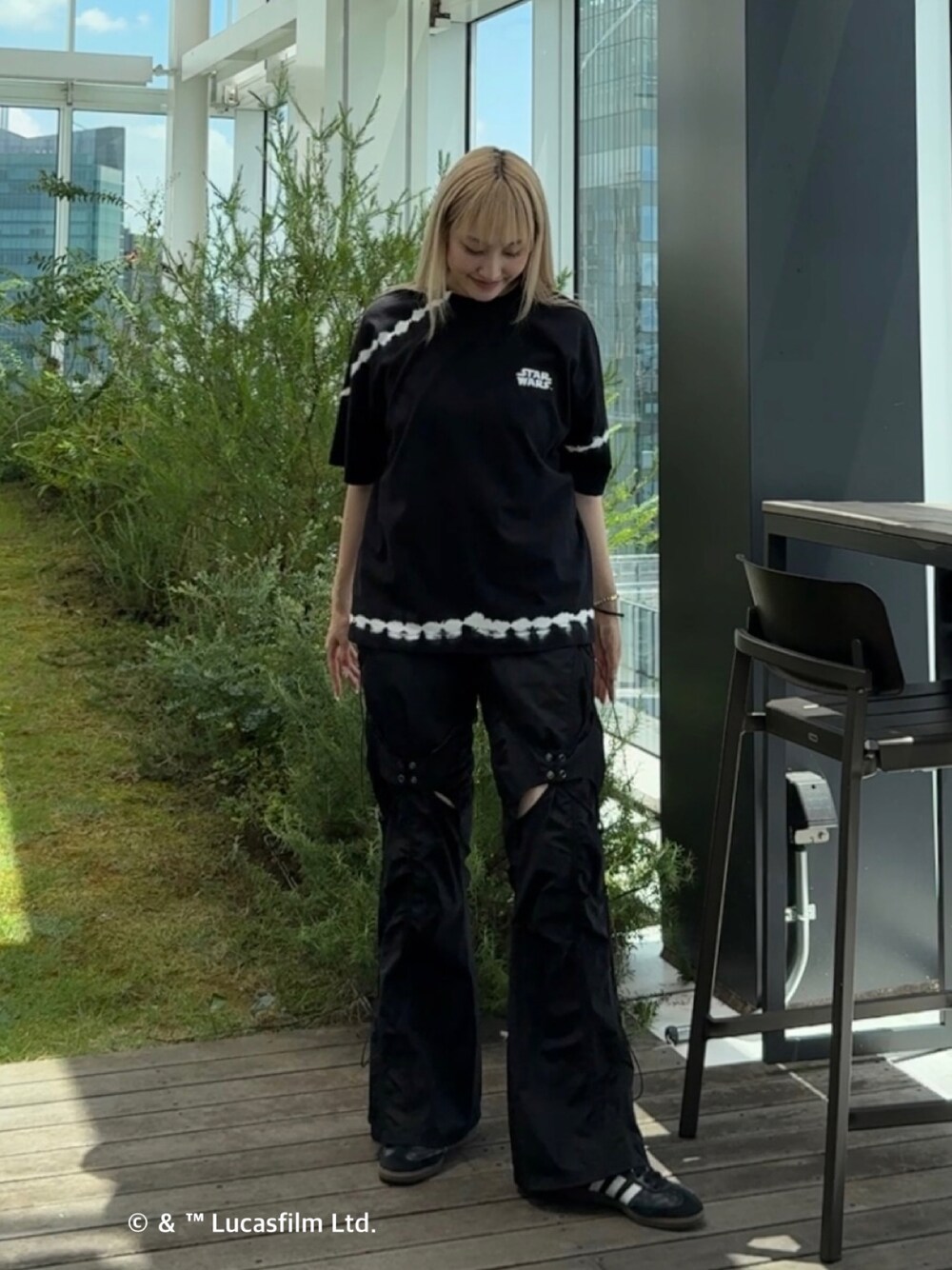 ブラック系のTシャツ/カットソーを着用したレディースの夏コーディネートの1枚目の写真