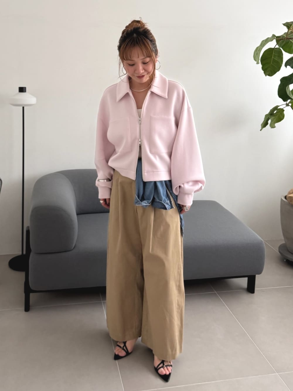 ピンク系のブルゾン、ブルー系のシャツ/ブラウス、ベージュ系のその他パンツを着用したレディースの冬コーディネートの1枚目の写真