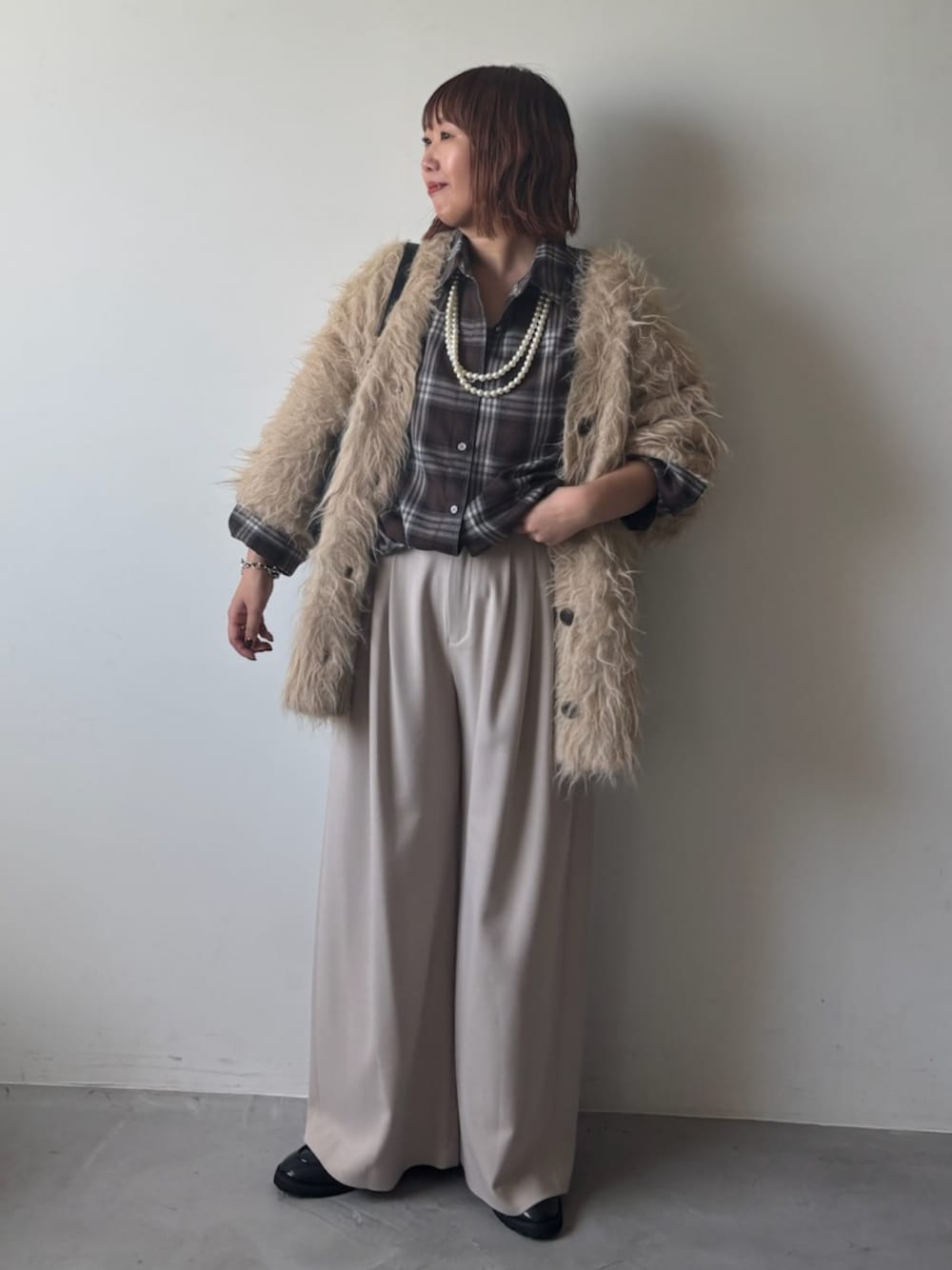 ブラウン系のシャツ/ブラウス、ベージュ系のカーディガン/ボレロ、ベージュ系のその他パンツを着用したレディースの秋コーディネートの1枚目の写真