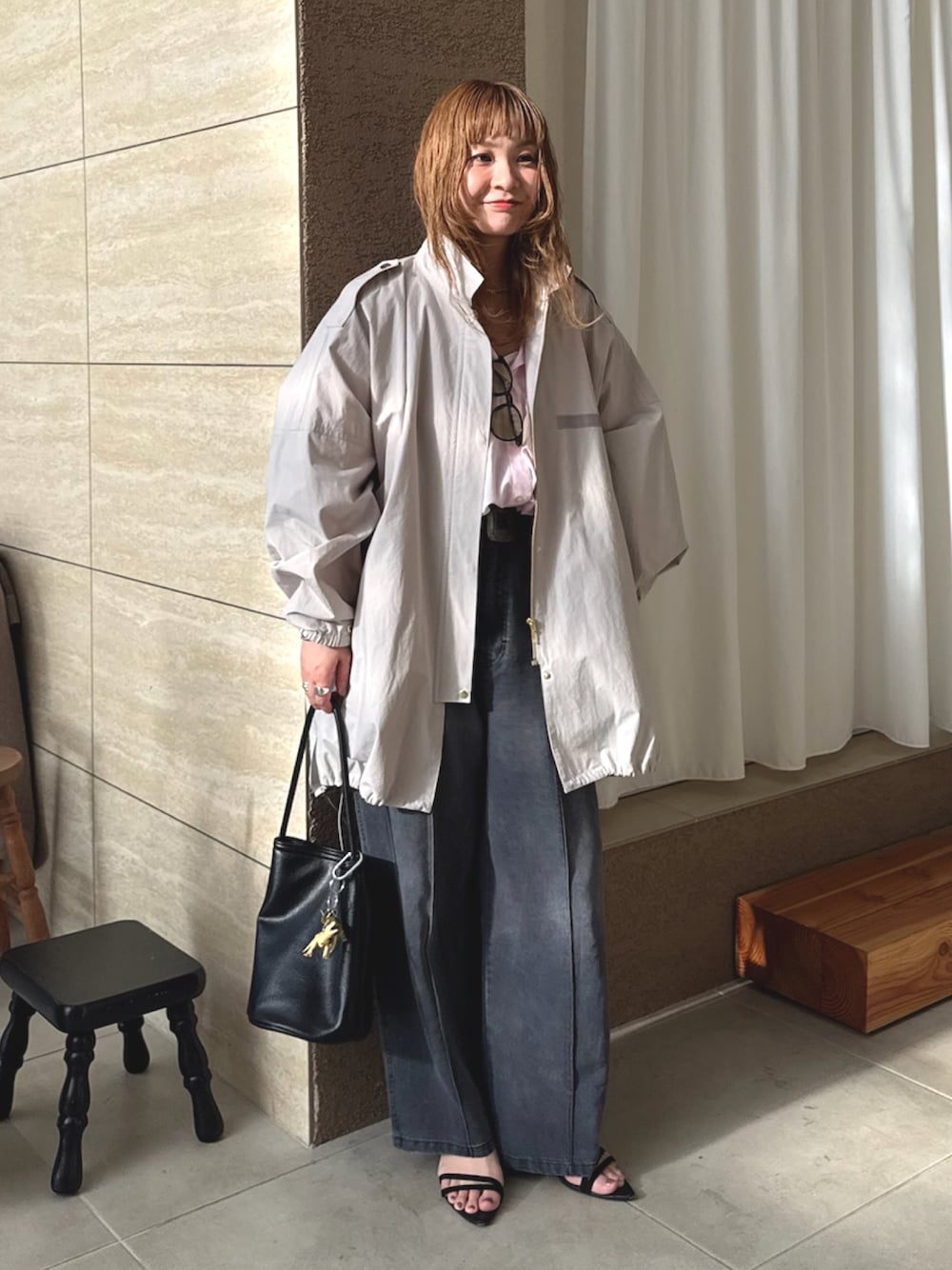 グレー系のモッズコートを着用したレディースの春コーディネートの1枚目の写真