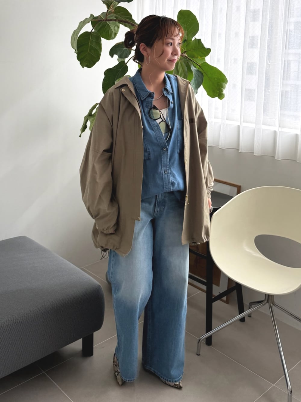 ブルー系のシャツ/ブラウス、グリーン系のモッズコートを着用したレディースの春コーディネートの1枚目の写真