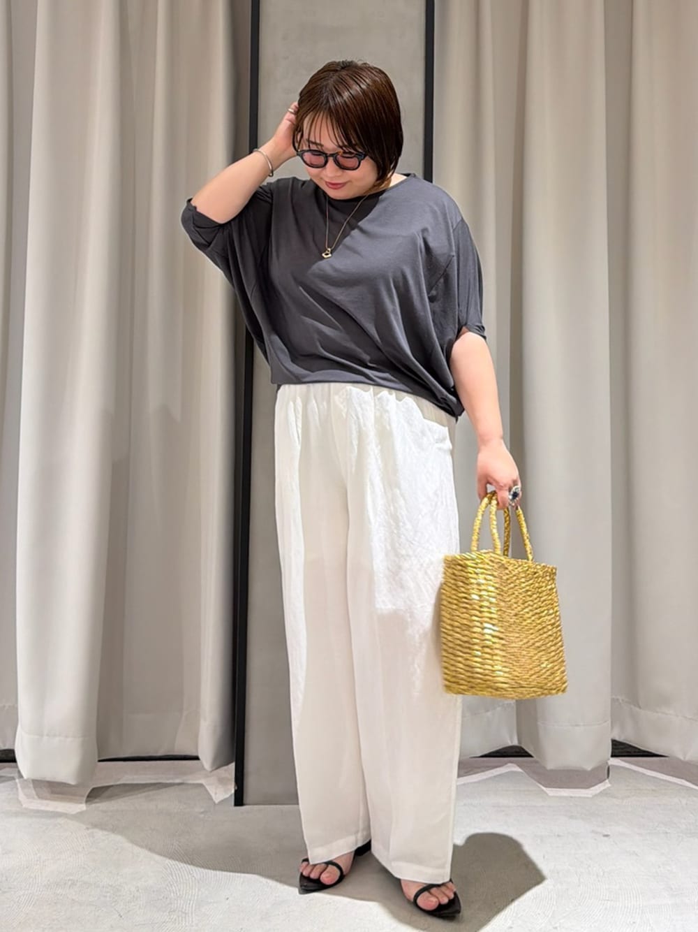 グレー系のTシャツ/カットソー、ホワイト系のその他パンツを着用したレディースの夏コーディネートの1枚目の写真