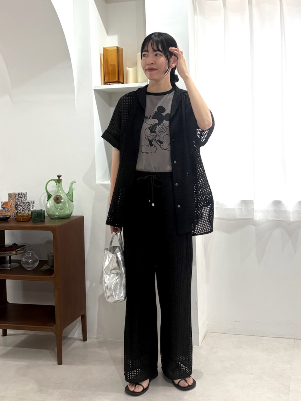ブラック系のその他パンツ、グレー系のTシャツ/カットソー、ブラック系のシャツ/ブラウスを着用したレディースの夏コーディネートの1枚目の写真