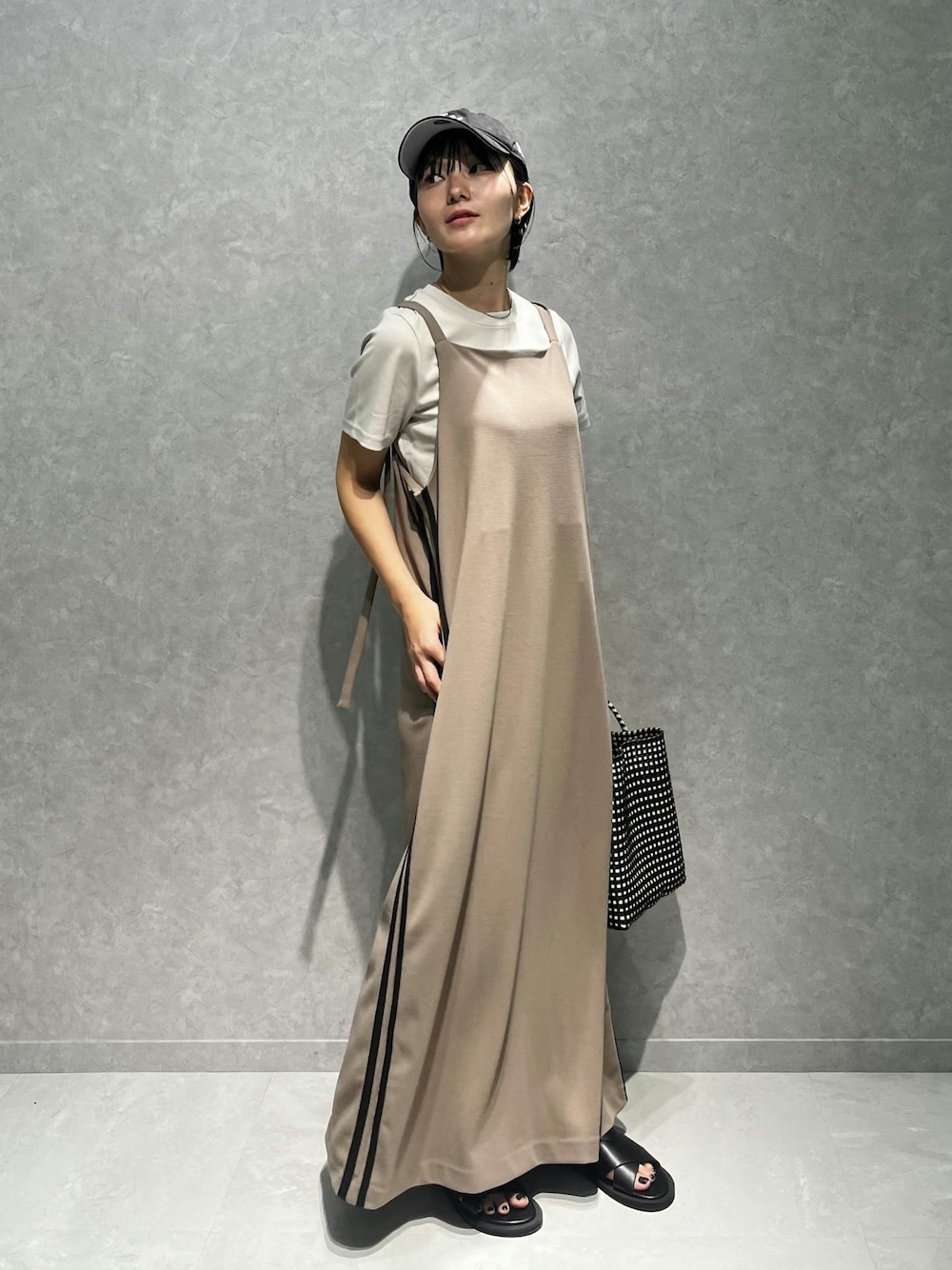 「夏コーデ、ワンピース、おでかけコーデ、ラクチンコーデ、シンプルカジュアル、初夏コーデ、大人ファッション、夏服コーデ、お出かけコーデ、シンプル、夏ファッション、梅雨」｜「Doux archivesのサイドラインキャミワンピース（ワンピース、ブラウン系）」を使った、douxarchivesさん（骨格ストレート・レディース・157cm）の夏コーディネートの1枚目の写真