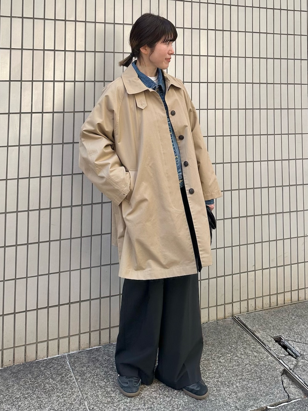 「春めき満開コーデ、休日スタイル、大人カジュアル、シンプルスタイル、春服、おでかけコーデ、30代コーデ、ベージュ、春アウター、ステンカラーコート」｜「Doux archivesのステンカラーコート（ステンカラーコート、ベージュ系）」を使った、douxarchivesさん（骨格ナチュラル・レディース・159cm）の春コーディネートの1枚目の写真