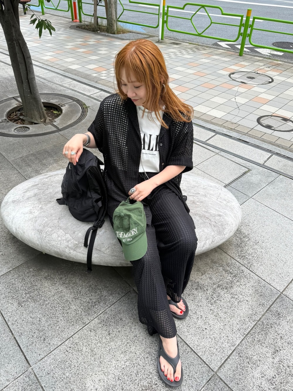 ブラック系のシャツ/ブラウス、ブラック系のその他パンツを着用したレディースの夏コーディネートの1枚目の写真
