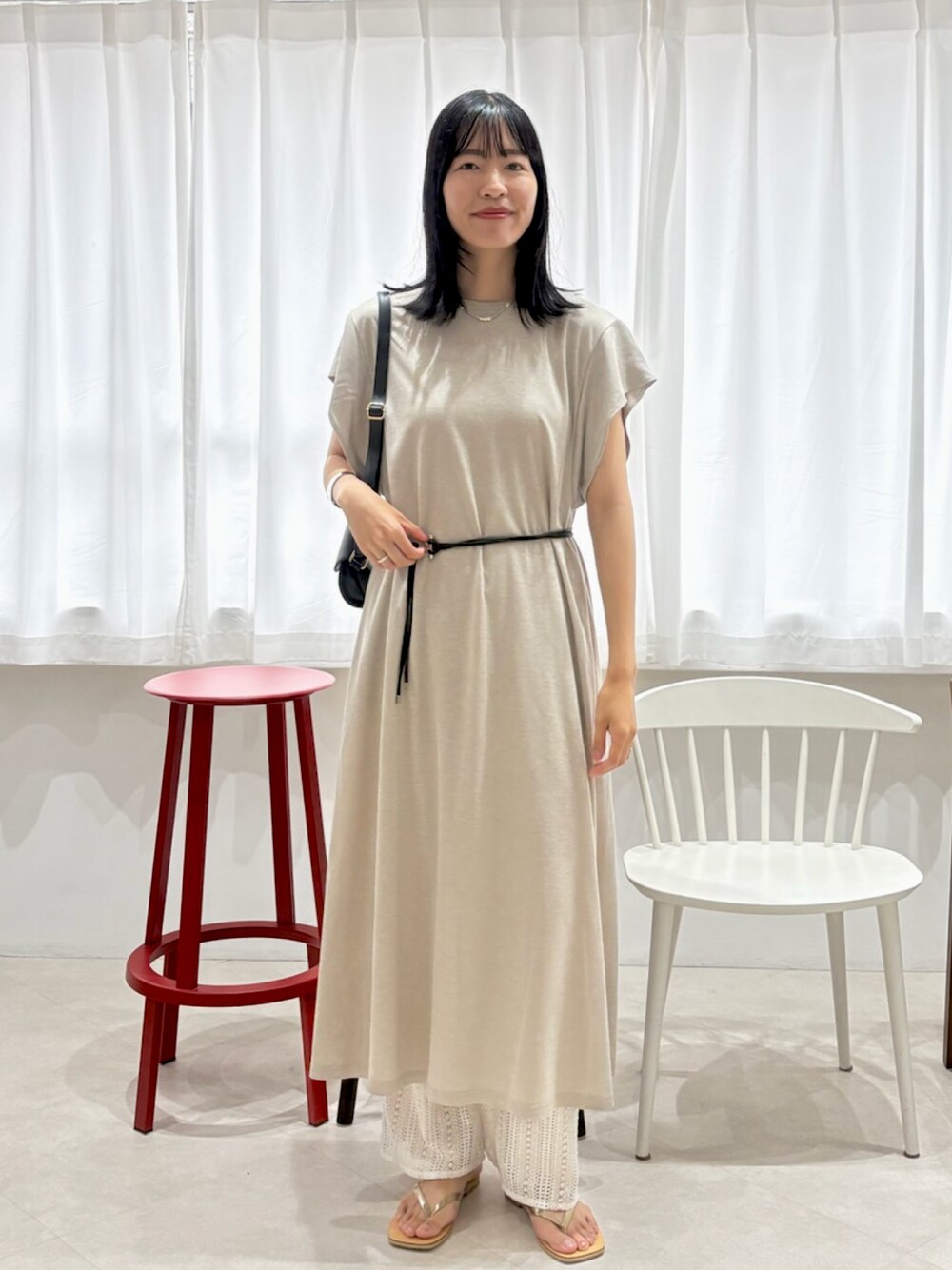 ベージュ系のワンピース、ホワイト系のその他パンツを着用したレディースの夏コーディネートの1枚目の写真