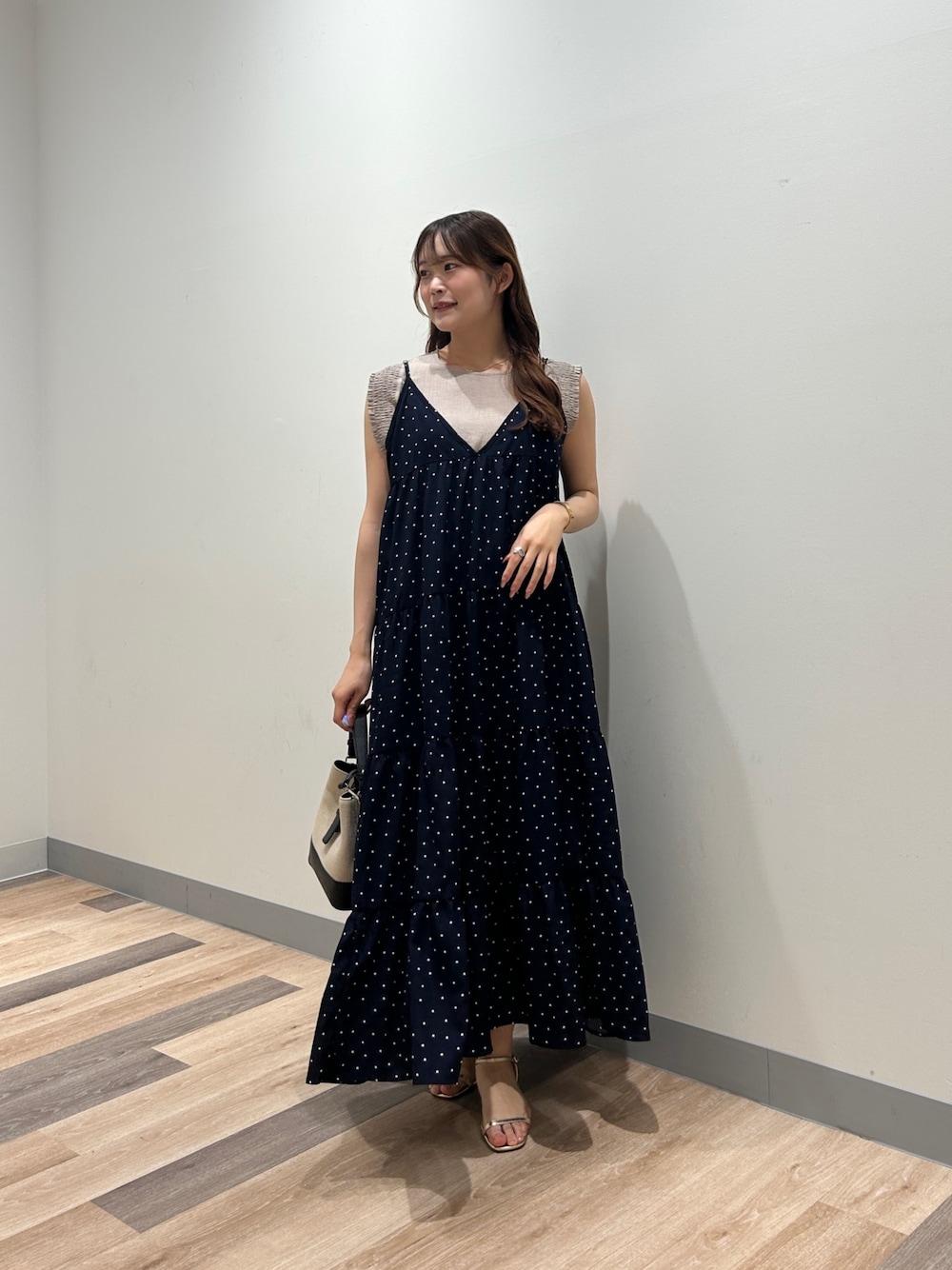 「シアートップス、夏ルックで気分アップ、テーマパークコーデ、夏コーデ、韓国ファッション、ノースリーブ、サンダル、お出かけコーデ、モノトーン、夏ファッション、きれいめコーデ、ootd、ガーリーコーデ、大人ガーリー、モノトーンコーデ」｜「Chez toiの袖口シャーリングブラウス（シャツ/ブラウス、ベージュ系）」を使った、momoさん（骨格ナチュラル・レディース・159cm）の夏コーディネートの1枚目の写真