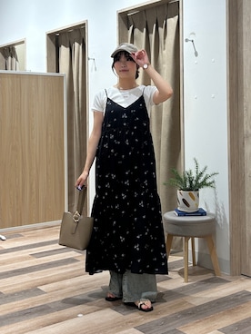 「Thevon（ゼボン）の花柄プリントキャミワンピース（ワンピース、ブラック系）」を使った、momoさん（レディース・159cm）の夏コーディネート