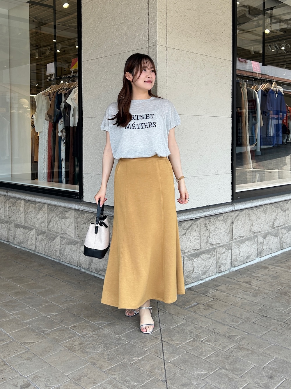「ロゴT、アウトドアスタイル、今日のメイク、夏ルックで気分アップ、お出かけコーデ、休日スタイル、カラーコーデ、きれいめカジュアル、夏コーデ、韓国ファッション、シアートップス、大人ファッション、オトナカワイイ、シンプルカジュアル、スカートコーデ」｜「Chez toiのロゴシアーニットプルオーバー（ニット/セーター、グレー系）」を使った、momoさん（レディース・159cm）の夏コーディネートの1枚目の写真