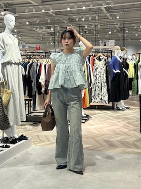 「Thevon（ゼボン）のフレンチシャーリングブラウス（シャツ/ブラウス、グリーン系）」を使った、momoさん（レディース・159cm）の夏コーディネート