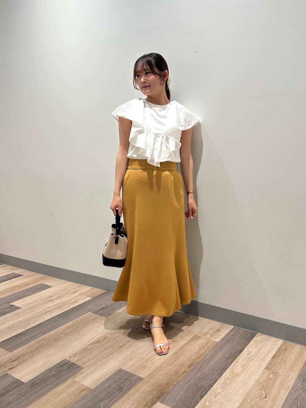 「今日のメイク、夏ルックで気分アップ、ノースリーブ、お出かけコーデ、フリル、カラーコーデ、シンプルコーデ、夏コーデ、韓国ファッション、大人ファッション、オトナカワイイ、キレイめコーデ、スカートコーデ、シンプルスタイル、きれいめカジュアル」｜「Chez toiのフリルカットプルオーバー（Tシャツ/カットソー、ホワイト系）」を使った、momoさん（骨格ナチュラル・レディース・159cm）の夏コーディネートの1枚目の写真