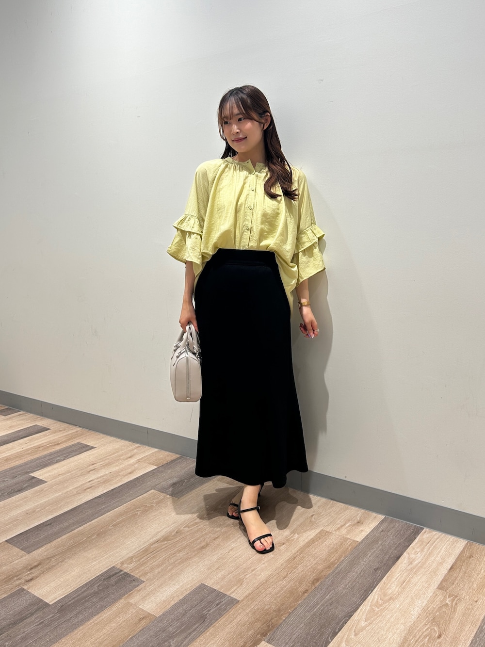 「今日のメイク、夏ルックで気分アップ、お出かけコーデ、カラーコーデ、シンプルコーデ、きれいめカジュアル、韓国ファッション、シアートップス、夏コーデ、大人ファッション、オトナカワイイ、キレイめコーデ、シンプルカジュアル、シンプルスタイル、スカートコーデ」｜「Chez toiの【体型カバー】【紫外線＆冷房対策】袖フレア2WAYブラウス（シャツ/ブラウス、グリーン系）」を使った、momoさん（骨格ナチュラル・レディース・159cm）の夏コーディネートの1枚目の写真