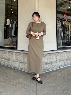 「Thevon（ゼボン）のカットリブレイヤードヘンリーネックワンピース（ワンピース、ブラウン系）」を使った、momoさん（レディース・159cm）の春コーディネート