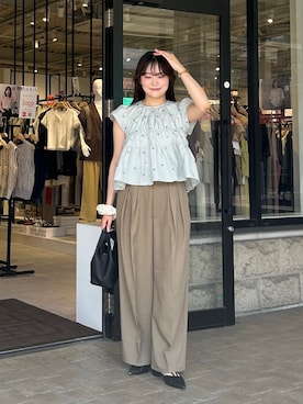 「Thevon（ゼボン）のフレンチシャーリングブラウス（シャツ/ブラウス、グリーン系）」を使った、momoさん（レディース・159cm）の夏コーディネート