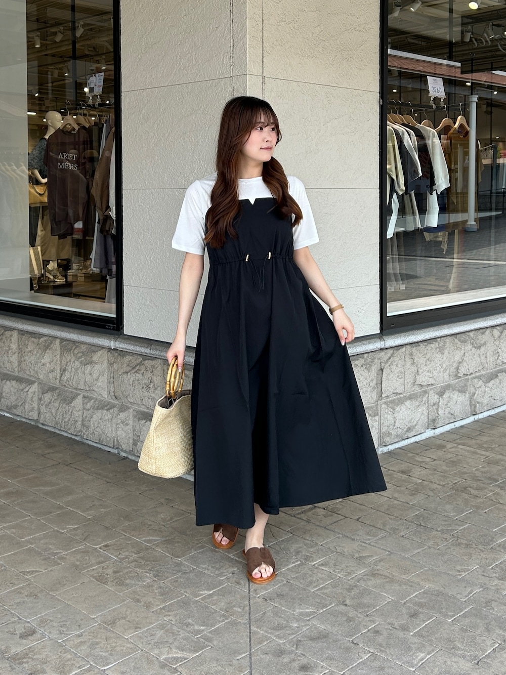 「ワンピース、ワンピースコーデ、ビスチェ風、ビスチェワンピース、大人可愛い、大人可愛いコーデ、綺麗めコーデ、サンダル、ドッキングワンピース」｜「Chez toiのビスチェ見えドッキングワンピース（ワンピース、ブラック系）」を使った、momoさん（骨格ウェーブ・レディース・159cm）の春コーディネートの1枚目の写真
