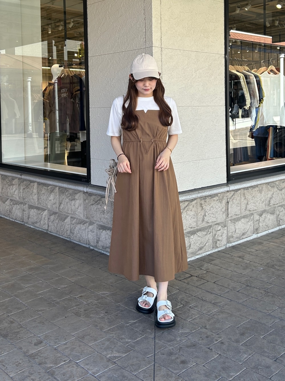 「cheztoi、シェトワ、ワンピース、サンダル、ビジューサンダル、ブラウンコーデ、ベージュコーデ、キャップ女子、キャップ、厚底サンダル、ビスチェ風、ビスチェワンピース、ドッキングワンピ、カジュアルコーデ、カジュアルガーリー」｜「Chez toiのビスチェ見えドッキングワンピース（ワンピース、ブラウン系）」を使った、momoさん（骨格ウェーブ・レディース・159cm）の春コーディネートの1枚目の写真