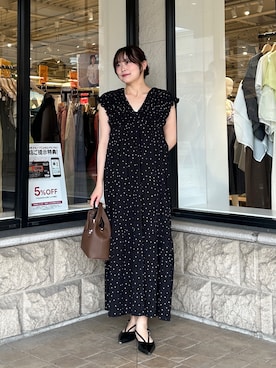 「Thevon（ゼボン）のシャーリングジャガードワンピース（ワンピース、ブラック系）」を使った、momoさん（レディース・159cm）の夏コーディネート