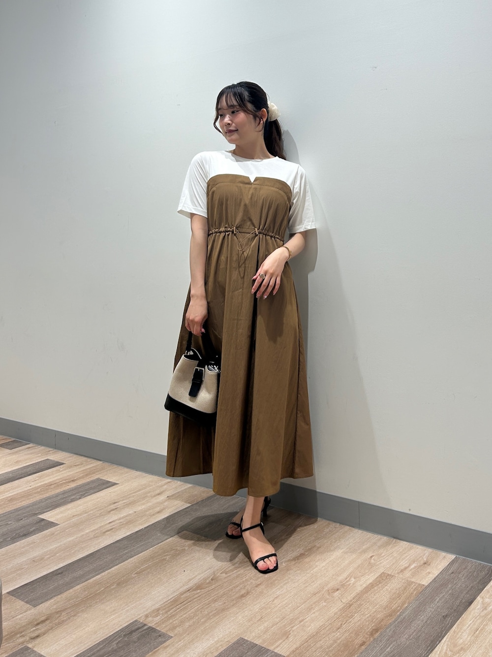 「夏ルックで気分アップ、テーマパークコーデ、シンプルコーデ、きれいめカジュアル、夏コーデ、韓国ファッション、サンダル、お出かけコーデ、ビスチェ、今日のコーデ、ラクチンコーデ、休日スタイル、大人コーデ、オトナ女子、ワンピース」｜「Chez toiのビスチェ見えドッキングワンピース（ワンピース、ブラウン系）」を使った、momoさん（骨格ナチュラル・レディース・159cm）の夏コーディネートの1枚目の写真