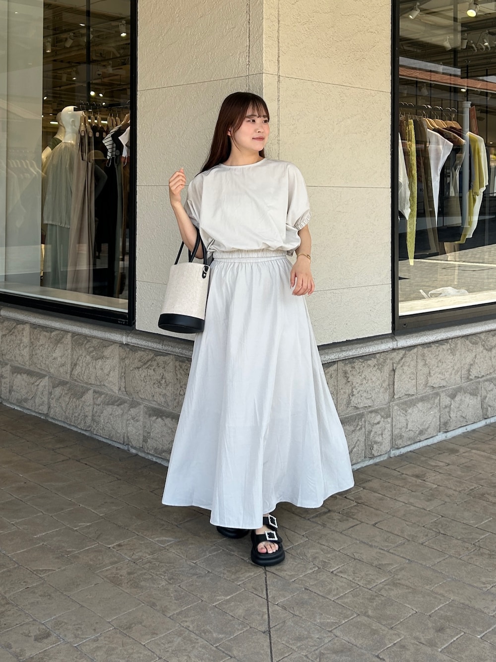 「ボリュームブラウス、フレアスカート、セットアイテム、セットアップ、着回し、着回しコーデ、着回し抜群、垢抜けコーデ、大人可愛い、キレイめ可愛い、159cmコーデ」｜「Chez toiの綿麻バケツショルダー（トートバッグ、ブラック系）」を使った、momoさん（骨格ウェーブ・レディース・159cm）の夏コーディネートの1枚目の写真