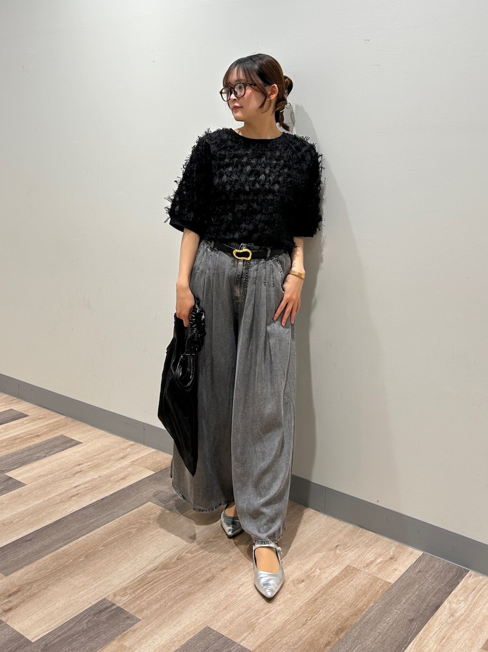 「cheztoi、シェトワ、ブラウス、ブラウス×パンツ、ブラウスコーデ、フリンジブラウス、シアーブラウス、メガネ女子」｜「Chez toiのシアーフリンジブラウス（シャツ/ブラウス、ブラック系）」を使った、momoさん（骨格ウェーブ・レディース・159cm）の春コーディネートの1枚目の写真