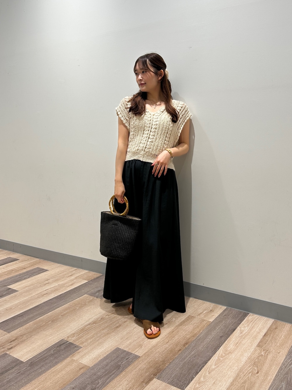 「かぎ針ニット、ニットベスト、フレアパンツ、大人カジュアル、大人きれいめコーデ、サンダル、夏服コーデ、シンプルカジュアル、キレイめカジュアル、オトナカワイイ、パンツコーデ」｜「Chez toiのかぎ針ニット（その他トップス、ホワイト系）」を使った、momoさん（骨格ウェーブ・レディース・159cm）の夏コーディネートの1枚目の写真