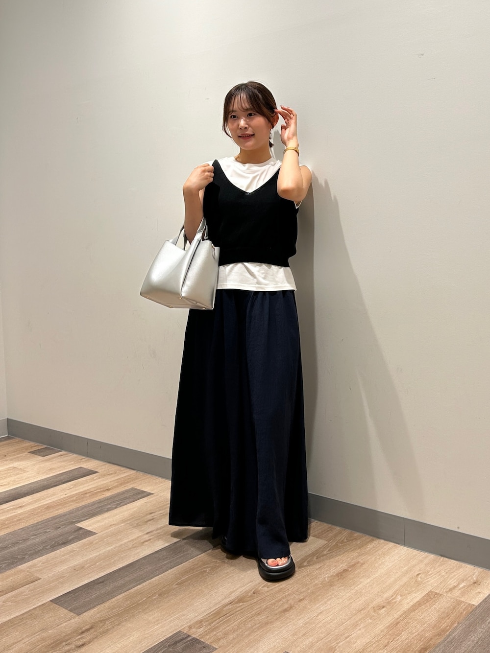 「夏コーデ、白Tシャツ、韓国ファッション、今日のメイク、厚底サンダル、きれいめカジュアル、デニム、サンダル、お出かけコーデ、夏服コーデ、シンプルスタイル、おでかけコーデ、オトナカワイイ、夏ファッション、150cm台コーデ」｜「Chez toiのカット×ニットビスチェ（Tシャツ/カットソー、ブラック系）」を使った、momoさん（骨格ナチュラル・レディース・159cm）の夏コーディネートの1枚目の写真