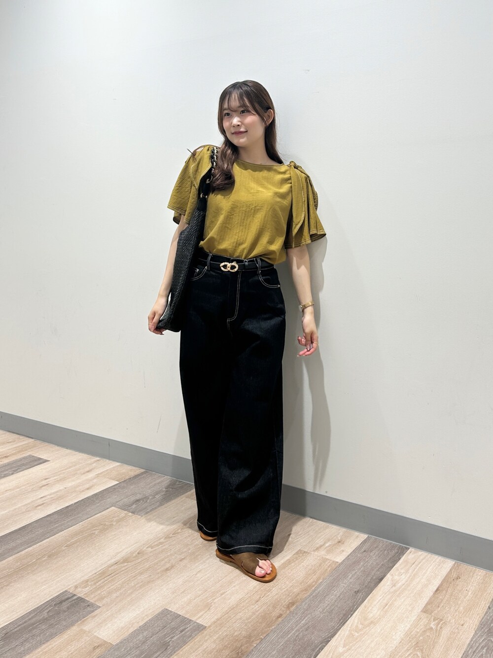 ゴールド系のシャツ/ブラウス、ブラック系のデニムパンツ、ブラウン系のサンダルを着用したレディースの夏コーディネートの1枚目の写真