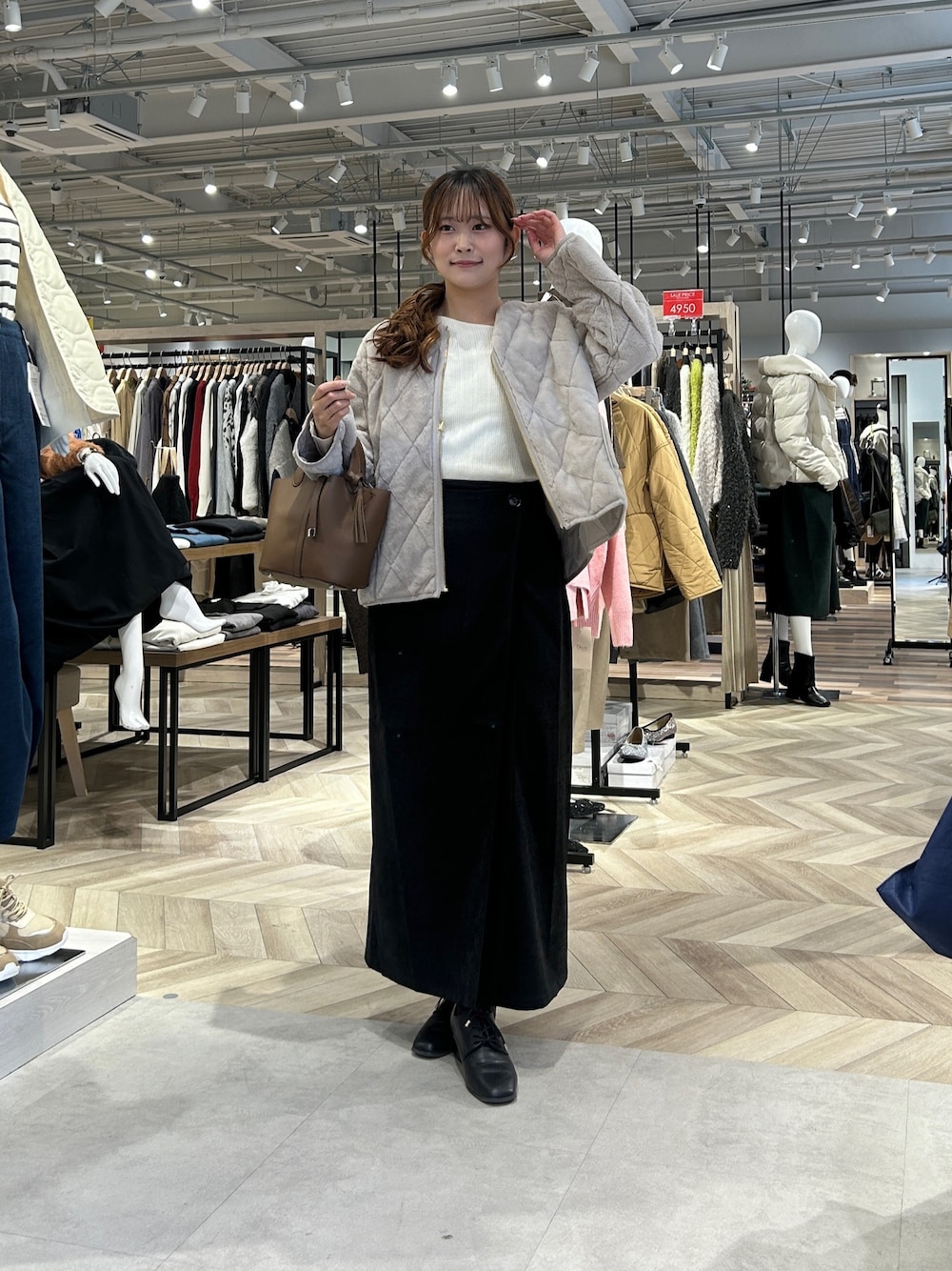 ホワイト系のニット/セーター、ベージュ系のブルゾン、グレー系のスカートを着用したレディースの冬コーディネートの1枚目の写真