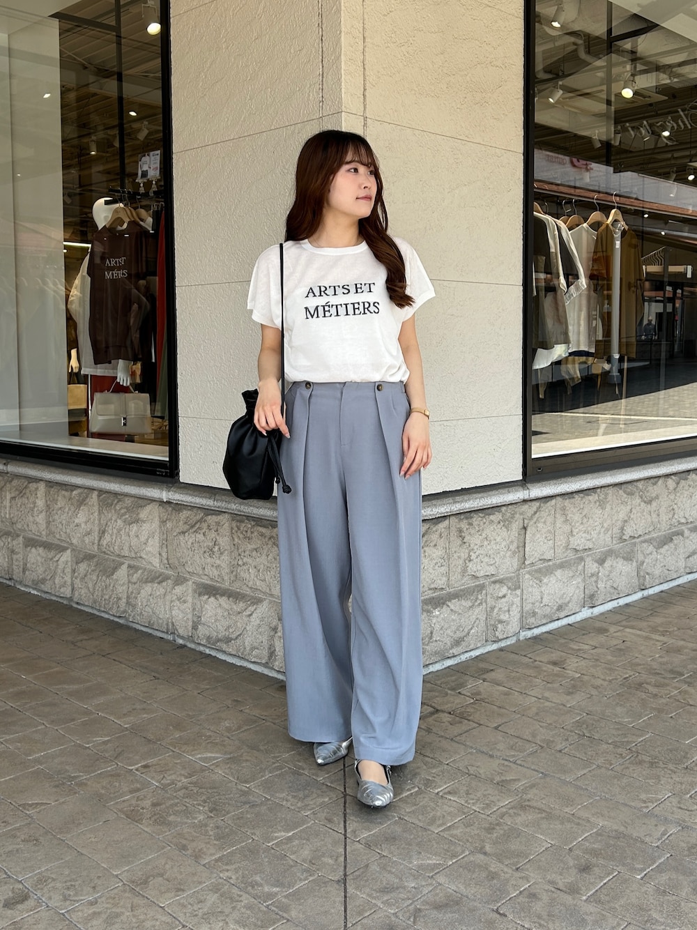 「タックパンツ、ロゴニット、プルオーバー、グレーパンツ、きれいめカジュアル、大人ファッション、パンツコーデ、オトナカジュアル、キレイめコーデ」｜「Chez toiのロゴシアーニットプルオーバー（ニット/セーター、ホワイト系）」を使った、momoさん（骨格ウェーブ・レディース・159cm）の春コーディネートの1枚目の写真