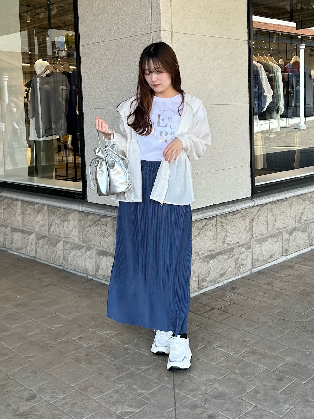 「Tシャツ、シア―ブルゾン、ぺプラム、スカート、ナロースカート、cheztoi、シェトワ、春コーデ」｜「Chez toiのランダムロゴフレンチスリーブT（Tシャツ/カットソー、ホワイト系）」を使った、momoさん（骨格ウェーブ・レディース・159cm）の春コーディネートの1枚目の写真