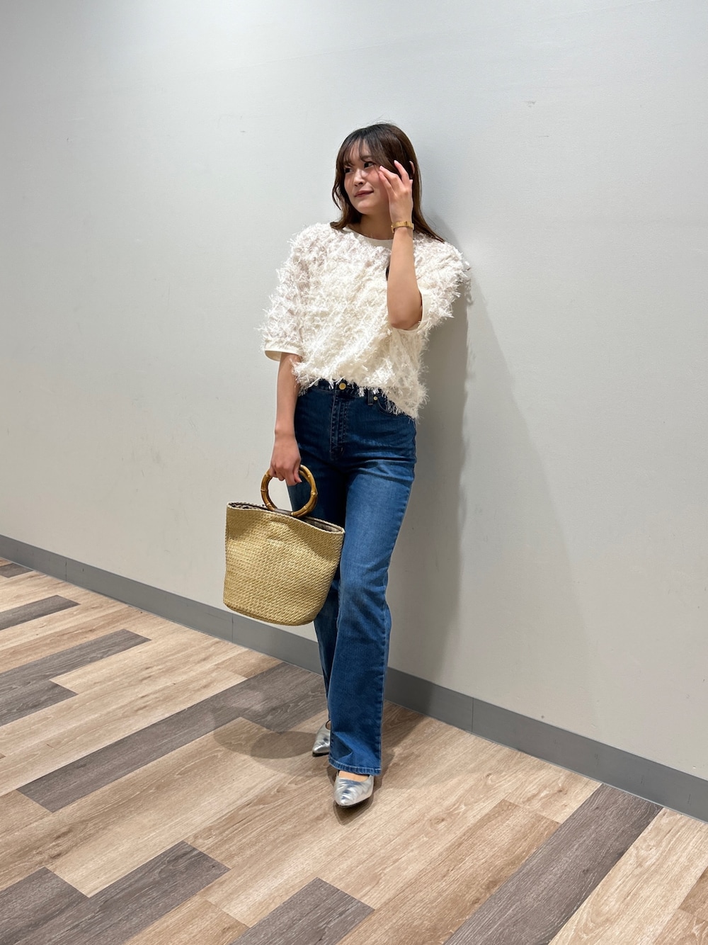 「cheztoi、シェトワ、シアーブラウス、フリンジブラウス、ブラウスコーデ、ブラウス×デニム、デニムコーデ、デニムパンツ、デニム、大人可愛い、キレイめコーデ」｜「Chez toiの【ITAMI別注カラー登場】セミフレアデニムパンツ（デニムパンツ、ブルー系）」を使った、momoさん（骨格ウェーブ・レディース・159cm）の春コーディネートの1枚目の写真