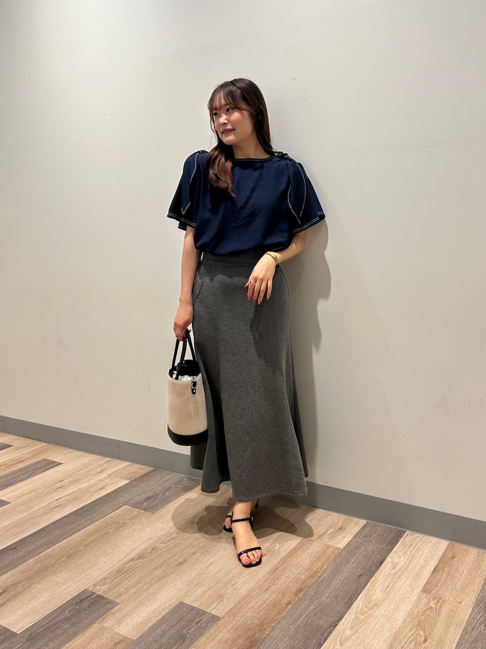 「夏ルックで気分アップ、今日のメイク、お出かけコーデ、シンプルコーデ、きれいめカジュアル、夏コーデ、韓国ファッション、大人ファッション、オトナカワイイ、キレイめコーデ、パンツコーデ、シンプルカジュアル、シンプルスタイル、スカートコーデ、グレー」｜「Chez toiの肩リボンブラウス（シャツ/ブラウス、ブルー系）」を使った、momoさん（骨格ナチュラル・レディース・159cm）の夏コーディネートの1枚目の写真