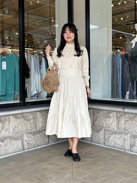 「Thevon（ゼボン）のシャーリングネックティアードワンピース（ワンピース、ホワイト系）」を使った、momoさん（レディース・159cm）の春コーディネート