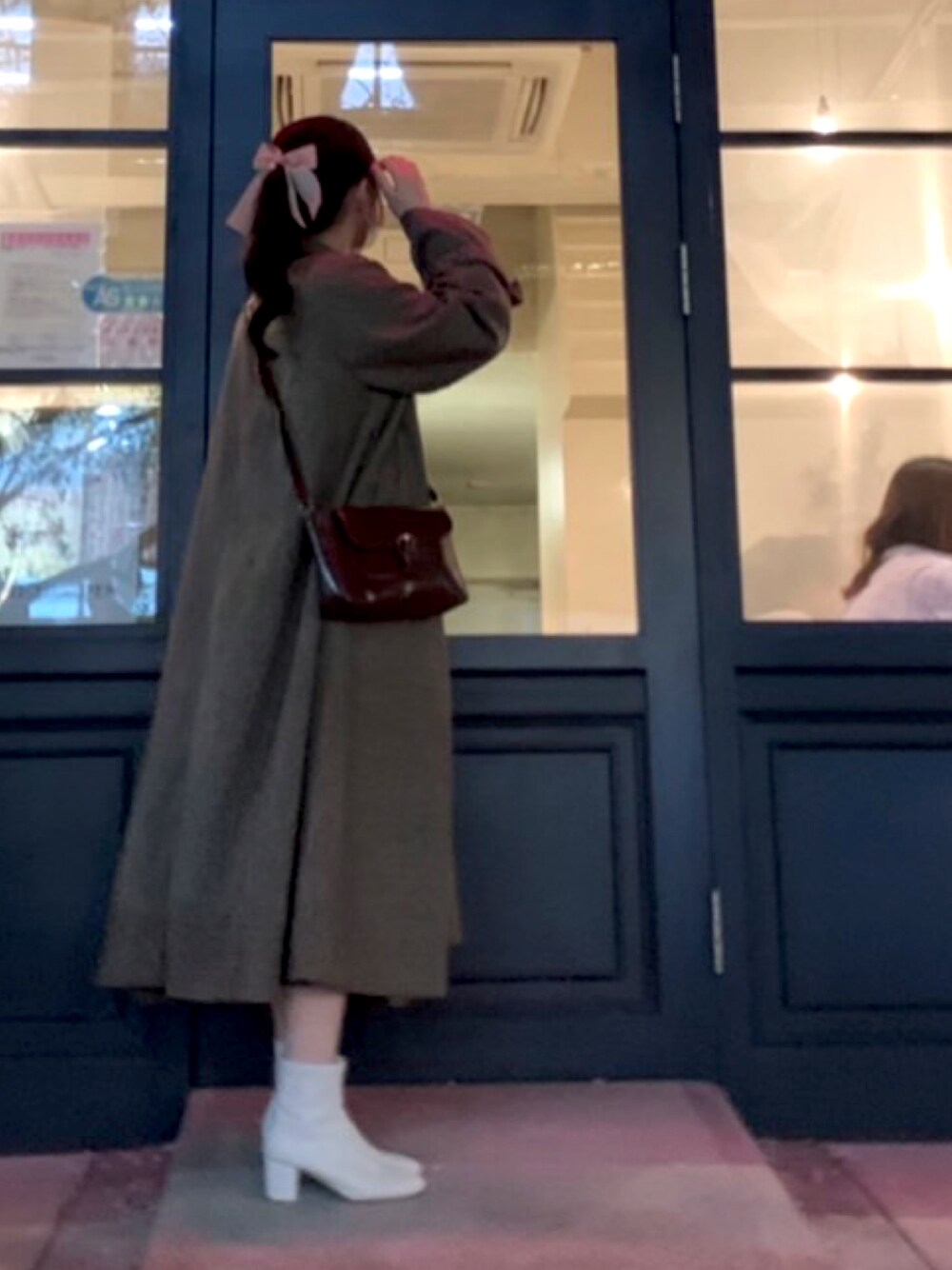 「冬コーデ、ディナーコーデ、トレンチコート、淡色コーデ、低身長」｜「one after another NICE CLAUPの大人可愛いステンカラーロングコート（ステンカラーコート、ブラウン系）」を使った、aoi.さん（レディース・155cm）の夏コーディネートの1枚目の写真