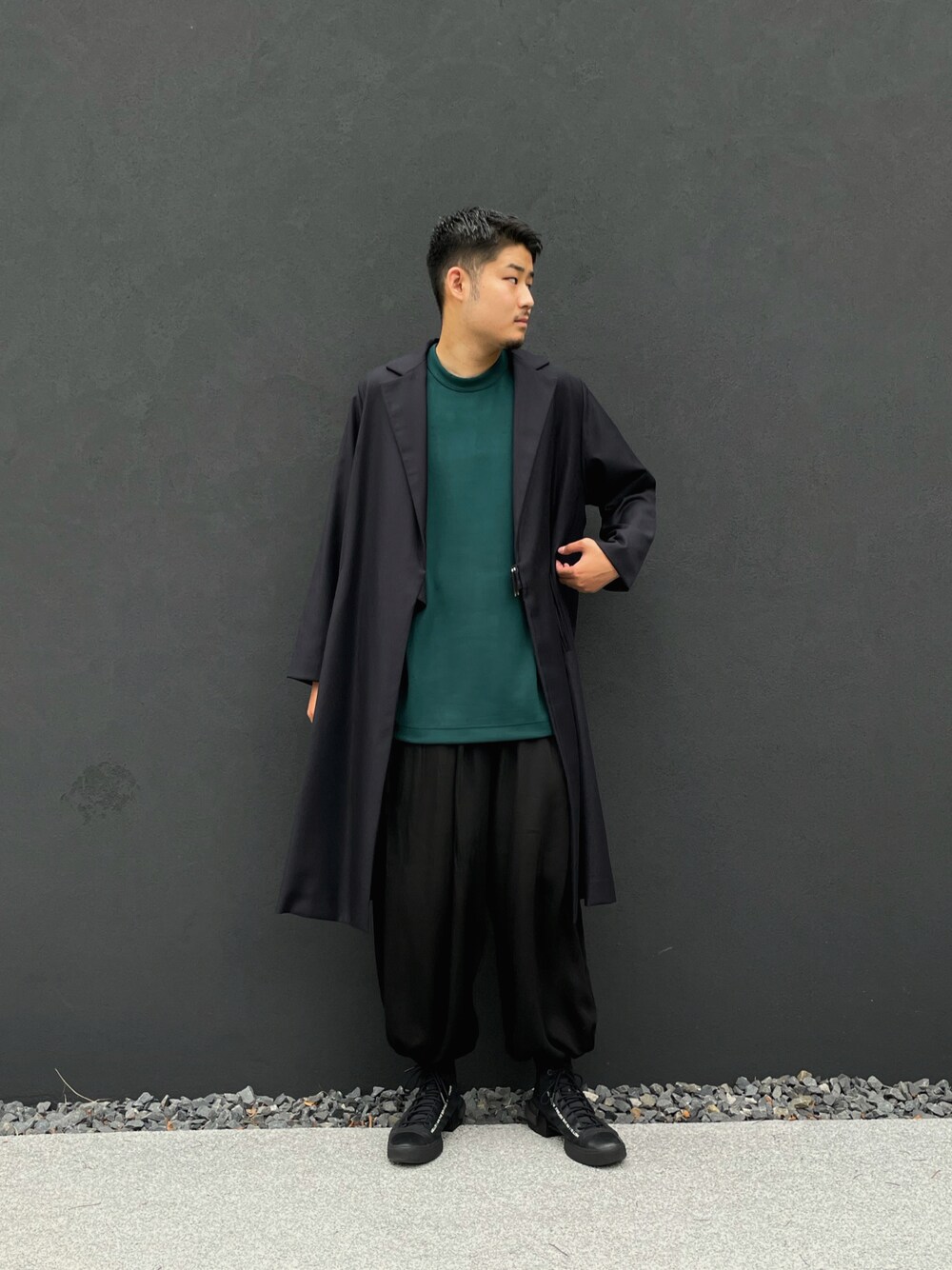 「シンプルコーデ、秋服、ワイドパンツ、バルーンパンツ、差し色(緑)、スニーカー、タイロッケンコート、ウールコート、コート、コートスタイル、キレイめ、モード、モード系、モードストリート、羽織り」｜「Lui'sのボンディングスーパービッグシルエットTシャツ（Tシャツ/カットソー、グリーン系）」を使った、Shu ⠀Iizukaさん（メンズ・187cm）の秋コーディネートの1枚目の写真