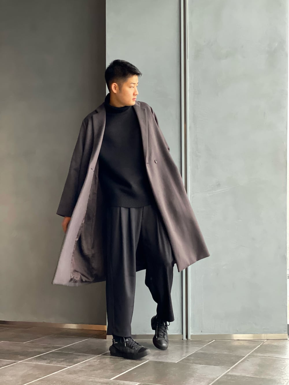 「オーバーサイズ、ニット/セーター、タートルネック、タートルネックニット、ワイドパンツ、チェスターコート、ロングコート、ニット、コート、モノトーンコーデ、ビックシルエット、メルトン、スニーカーコーデ」｜「Lui'sのビッグシルエット タートルニット 12COLOR'S（ニット/セーター、ブラック系）」を使った、Shu ⠀Iizukaさん（メンズ・187cm）の秋コーディネートの1枚目の写真
