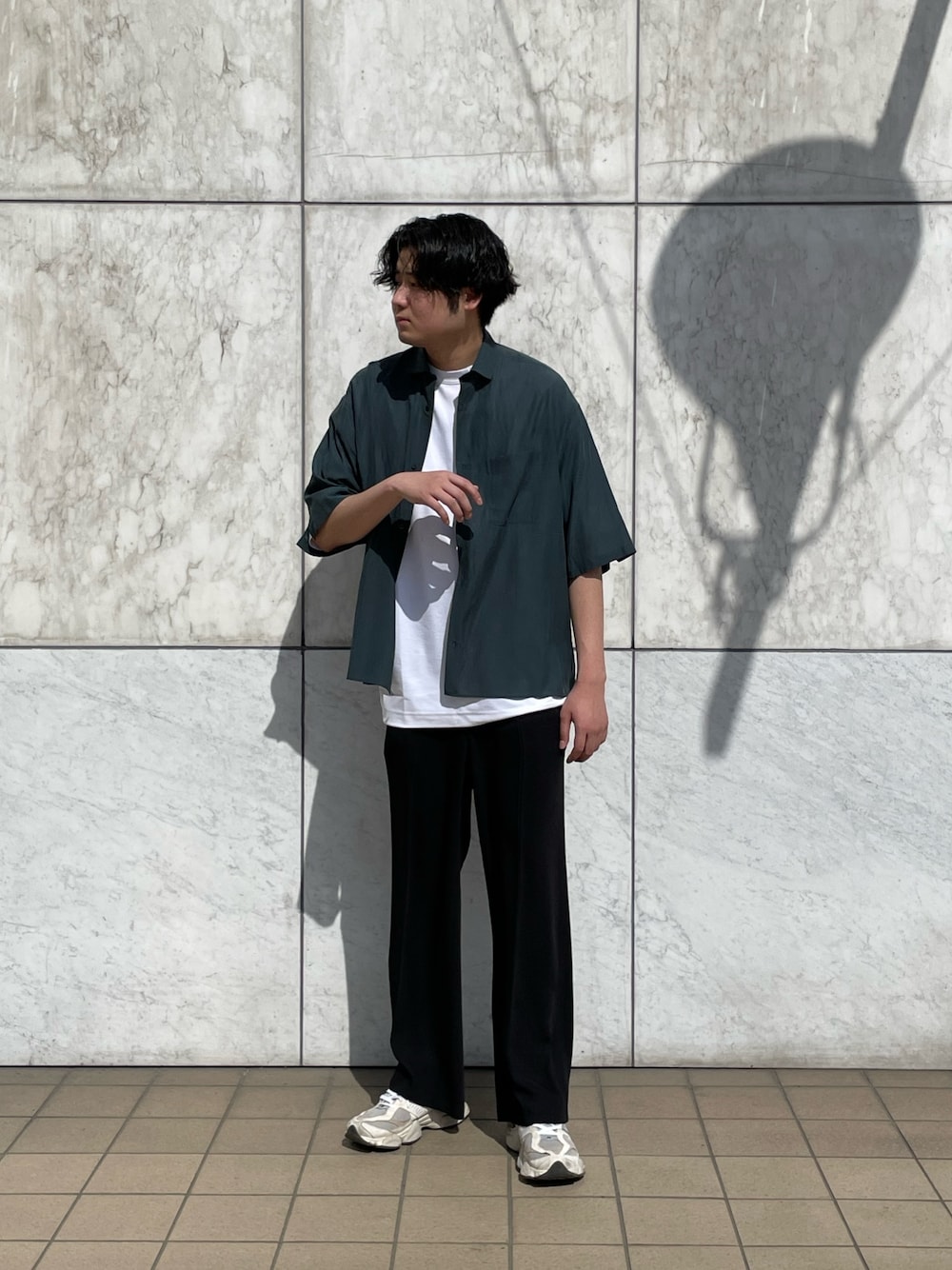 「シャツスタイル、白Tシャツ、スラックス、スニーカー、ワイドパンツ、ワイドレッグ、ビッグシルエット、半袖シャツ、キュプラ、みどり、ニューバランス、透けシャツ、透け感」｜「Lui'sのキュプラワイドショートスリーブシャツ (セットアップ対応）（シャツ/ブラウス、グリーン系）」を使った、Shu ⠀Iizukaさん（メンズ・187cm）の春コーディネートの1枚目の写真
