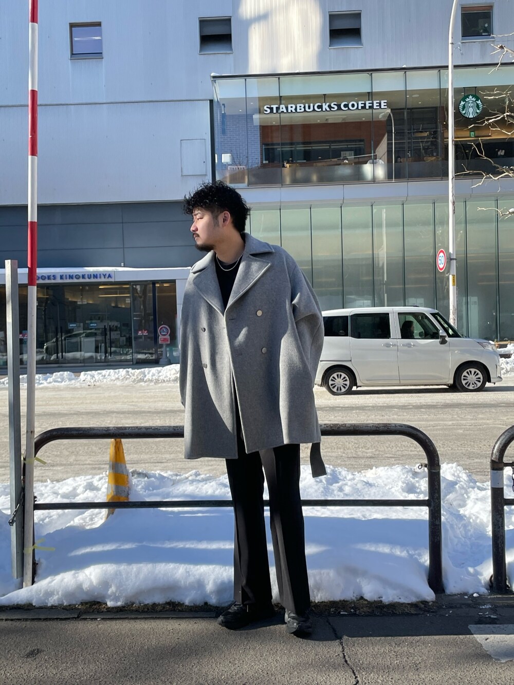 「コート、iTTi、イッチ、Pコート、スラックス、フレアパンツ、シルバーアクセサリー、ネックレス」｜「Lui'sの【ITTI × Lui's / イッチ×ルイス】Exclusive パリジャンコート（ピーコート、グレー系）」を使った、Shu ⠀Iizukaさん（メンズ・187cm）の冬コーディネートの1枚目の写真