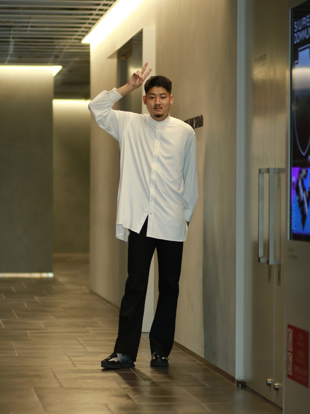 「シンプル、フレアパンツ、フレアデニム、スニーカーコーデ、秋コーデ、大人カジュアル、デニムパンツ、ファッションの力を信じよう、シャツ、白シャツ、シロシャツ、バンドカラーシャツ、スリットシャツ、ラブアンドピース2021、ルイス(Lui's)」｜「Lui'sのバンブーレーヨンサテンビッグシルエットスリットシャツ（シャツ/ブラウス、ホワイト系）」を使った、Shu ⠀Iizukaさん（メンズ・187cm）の秋コーディネートの1枚目の写真