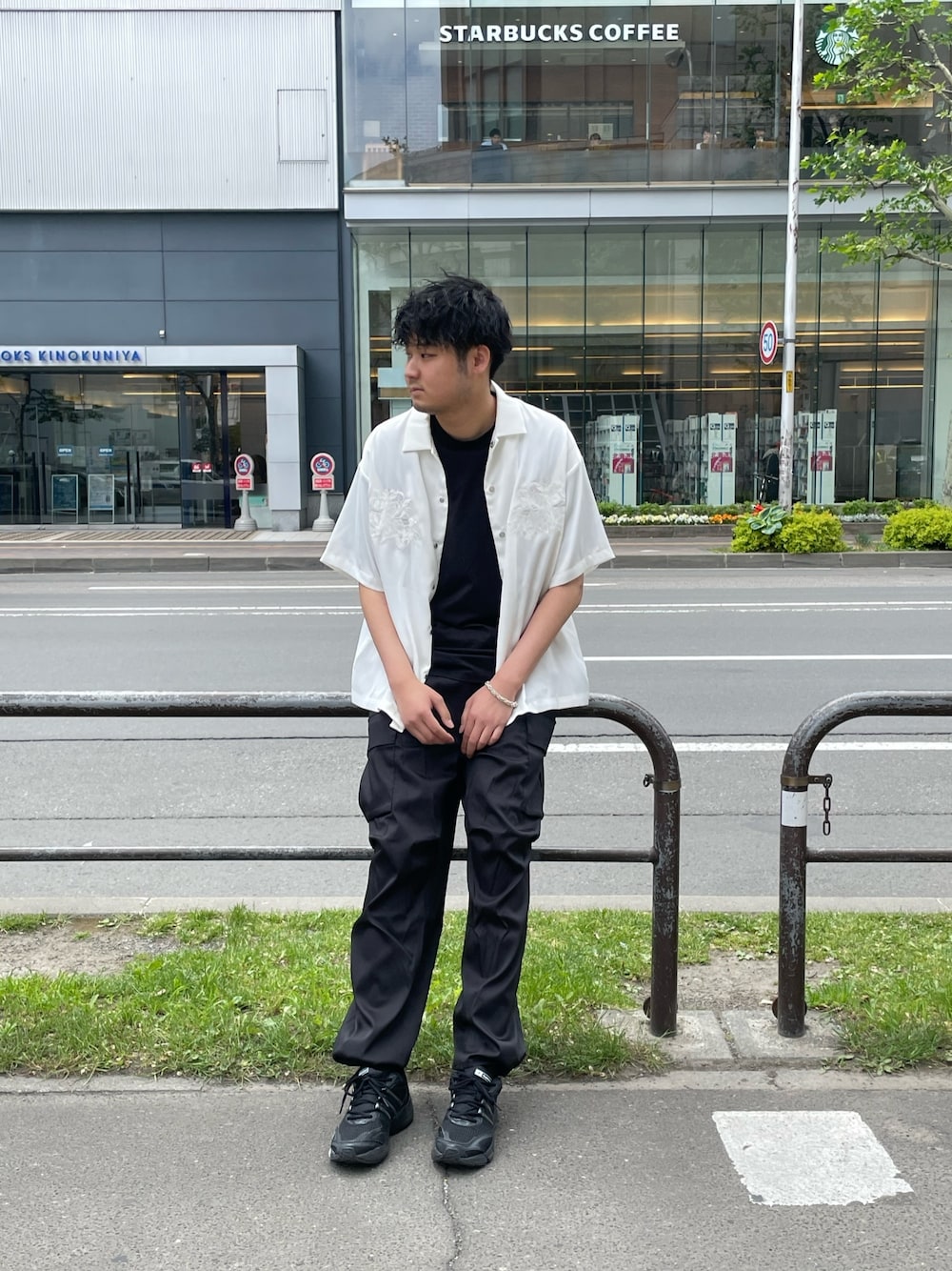 「カーゴパンツ、スニーカーコーデ、夏コーデ、スカシャツ、白シャツ、シャツ、シャツスタイル、ブレスレット、シルバーアクセサリー、半袖シャツ、モノトーン、ストリート、シンプルコーデ」｜「Lui'sのスカシャツ(ショートスリーブ)（シャツ/ブラウス、ホワイト系）」を使った、Shu ⠀Iizukaさん（メンズ・187cm）の春コーディネートの1枚目の写真