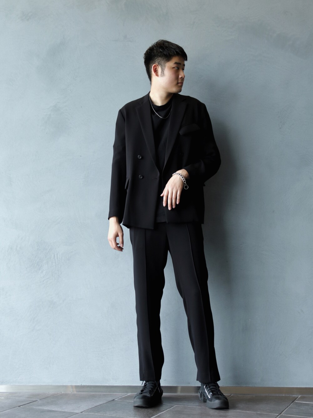 「CULLNI、クルニ、セットアップ、ジャケット、リラックススタイル、モード、ワントーンコーデ、キレイめ、スラックス、ブラック」｜「CULLNIの【CULLNI exclusive/クルニ エクスクルーシブ】 ピンタックスリットパンツ（スラックス、ブラック系）」を使った、Shu ⠀Iizukaさん（メンズ・187cm）の夏コーディネートの1枚目の写真