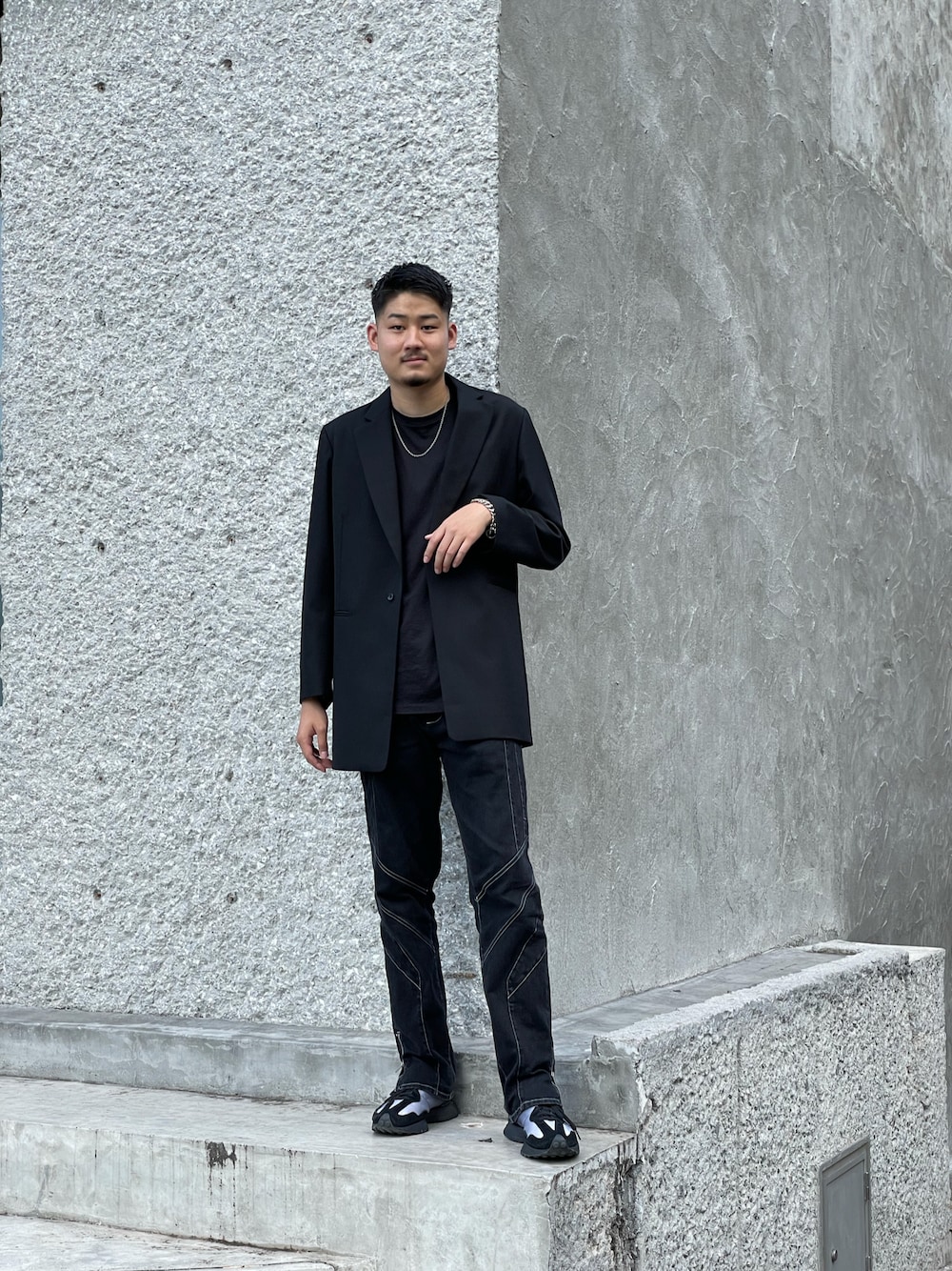 「秋のコーデ、秋服、今日のコーデ、ブラックコーデ、モノトーンコーデ、スニーカー、ジャケット、ジャケット×デニム、ジャケットスタイル、ロングジャケット、デニム、モード、キレイめ、きれいめスタイル、ラブアンドピース2021」｜「Lui'sの【オリジナルファブリック4×4セットアップシリーズ】 ロングジャケット（テーラードジャケット、ブラック系）」を使った、Shu ⠀Iizukaさん（メンズ・187cm）の秋コーディネートの1枚目の写真