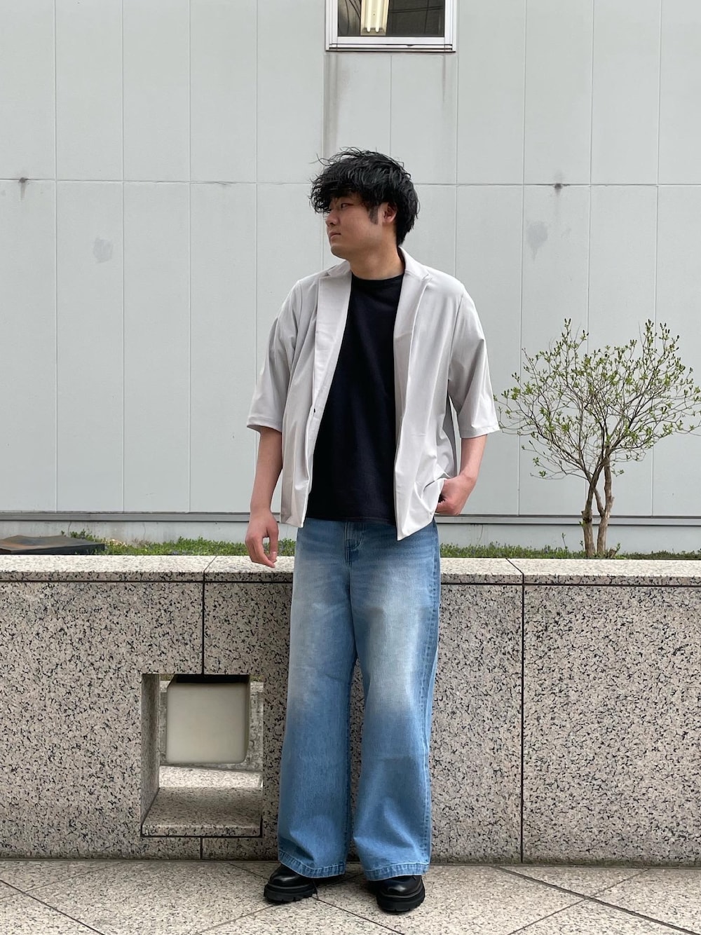 「ジャケット、デニムパンツ、ワイドデニム、革靴、デニム、カジュアル、半袖ジャケット」｜「Lui'sのトリコット6分袖1Bオーバージャケット（テーラードジャケット、グレー系）」を使った、Shu ⠀Iizukaさん（メンズ・187cm）の春コーディネートの1枚目の写真